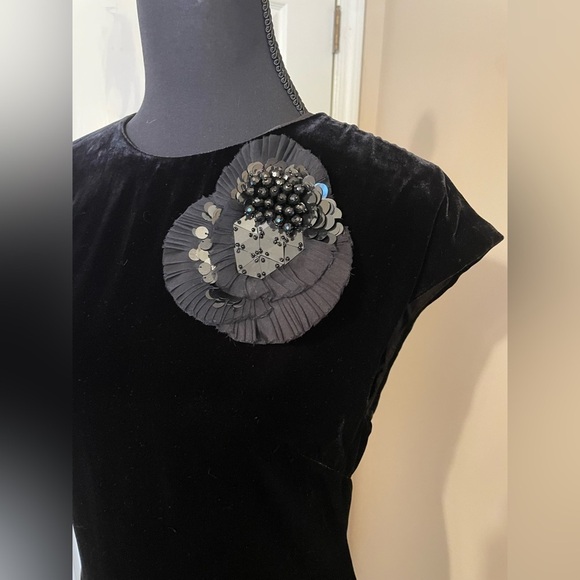 Trina Turk Black Velvet Velour Sleeveless Dress Flower Appliqué Pin Size 6 Party - Picture 8 of 12